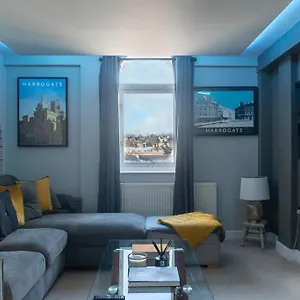 Montpellier Apartment: Quiet With King Bed Harrogate